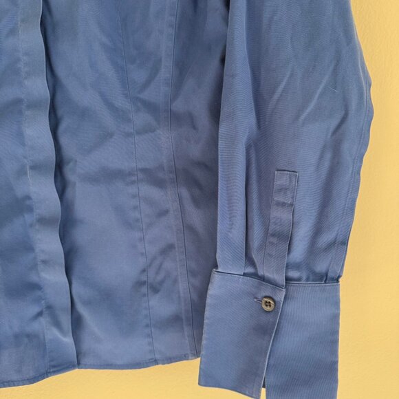 Medium Blue fitted stretch Talbots wrinkle resistant blouse size 8 - Picture 3 of 6